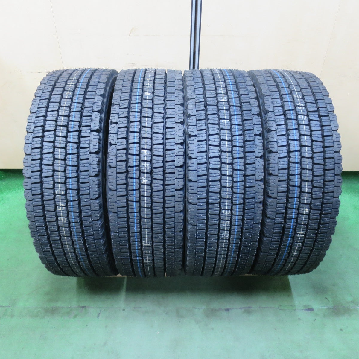 未使用!25年★トラック タイヤ 245/70R19.5 136/134J スタッドレス ダンロップ デクテス SP081 DECTES 19.5インチ★5122202イスタ