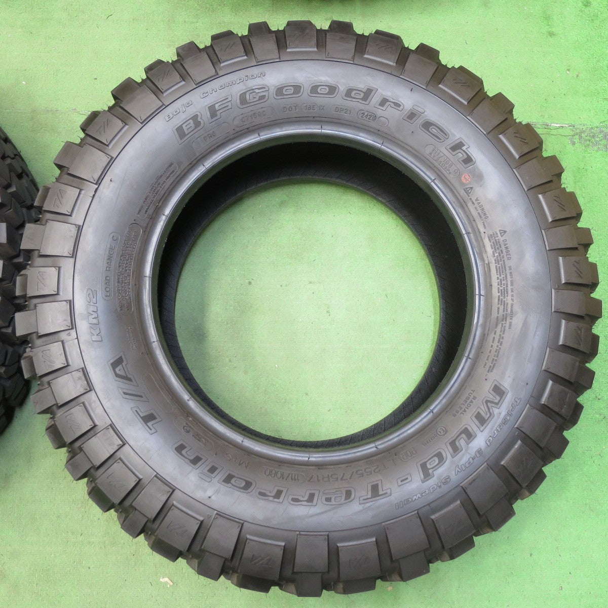 新車外し!23年★255/75R17 111/108Q BFグッドリッチ Mud-Terrain T/A KM2 タイヤ 17インチ ジープ ラングラー 等★5061001イノタ