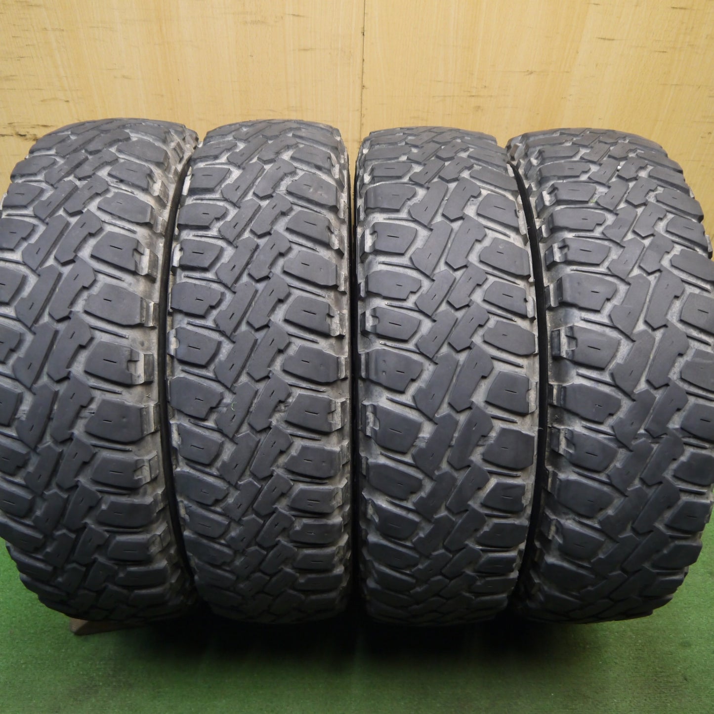 キレイ★ESSEX エセックス 195/80R15C 107/105N 8PR マッドスター ラジアル M/T ホワイトレター 15インチ PCD139.7/6H★5060607Hノ