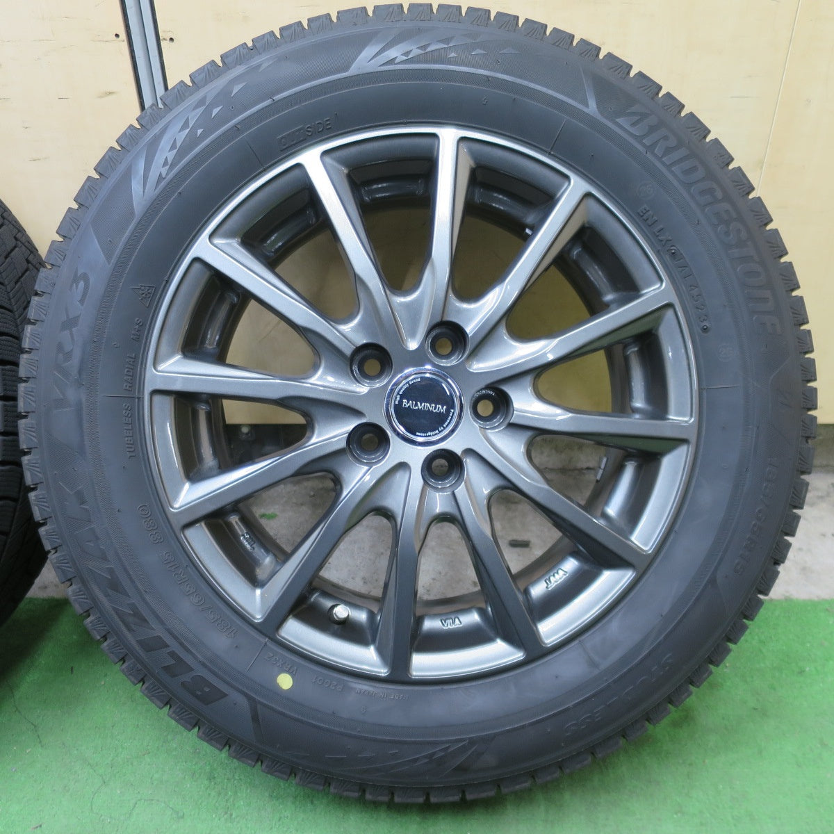 バリ溝!23年!キレイ!9.5分◎シエンタ 等 185/65R15 スタッドレス ブリヂストン ブリザック VRX3 BALMINUM AR12 バルミナ 15インチ PCD100/5H◎6101602NGス