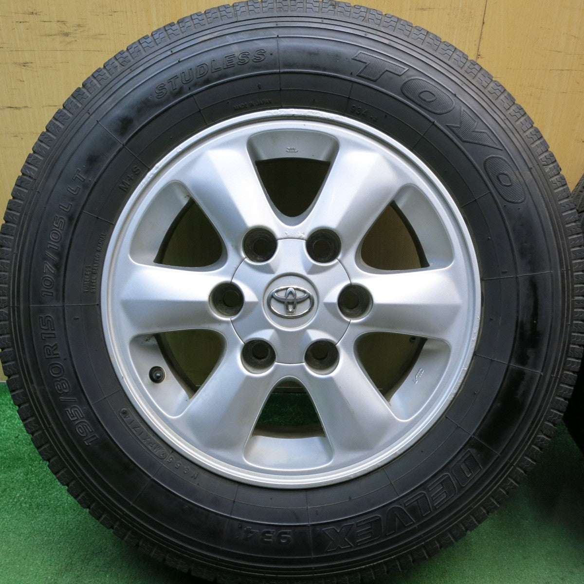 バリ溝!9.5分★トヨタ 200系 ハイエース 純正 OP 195/80R15 107/105L スタッドレス トーヨー デルベックス 934 15インチ PCD139.7/6H★5080205HAス