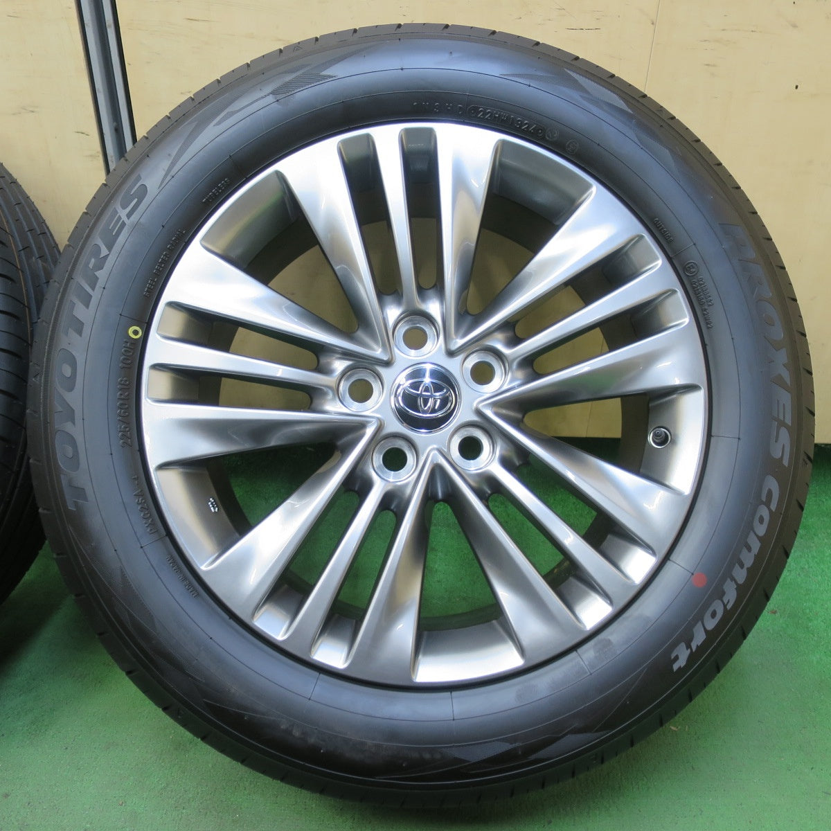 新車外し!24年★トヨタ 40系 アルファード 純正 225/60R18 トーヨー プロクセス Comfort コンフォート 18インチ PCD120/5H★5082106イノ