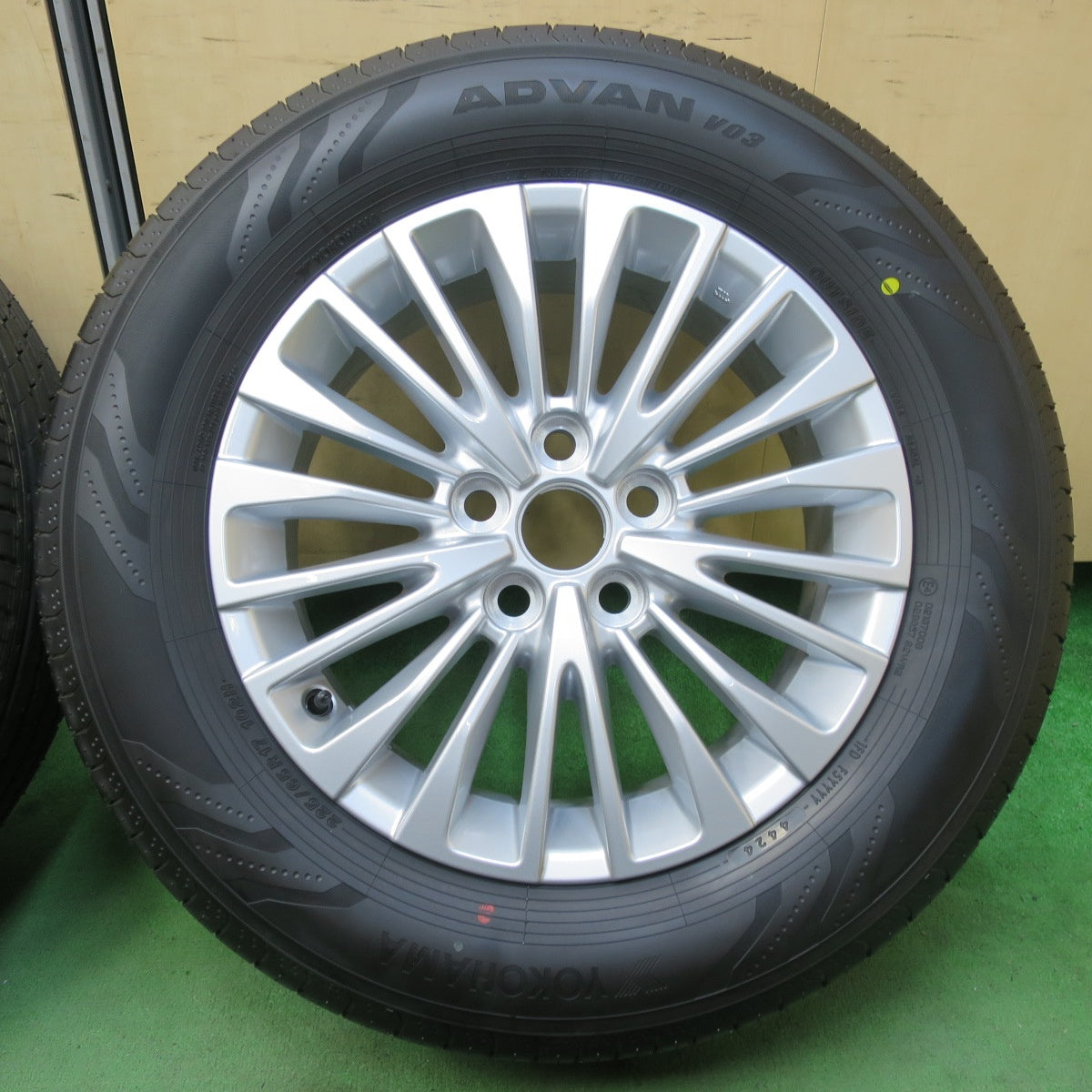 新車外し!24年★トヨタ 40系 アルファード ヴェルファイア 純正 225/65R17 ヨコハマ アドバン V03 17インチ PCD120/5H★5040901イノ