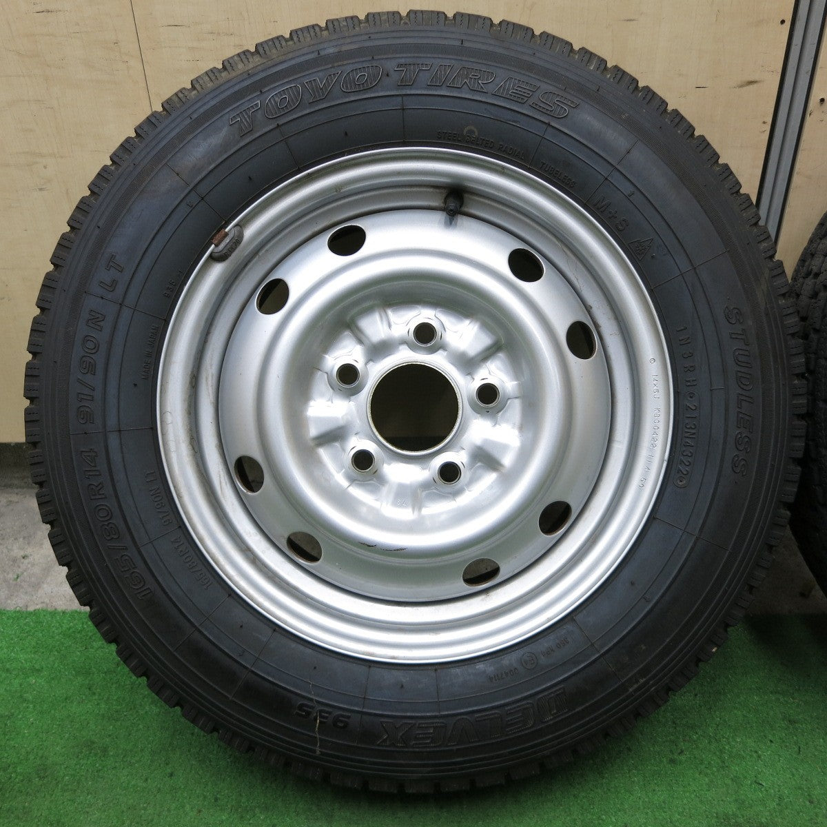 バリ溝!22年!キレイ!9.5分!2本★小型 トラック 165/80R14 91/90N スタッドレス トーヨー デルベックス 935 スチール ホイール DELVEX 14インチ PCD114.3/5H★5090601ナス