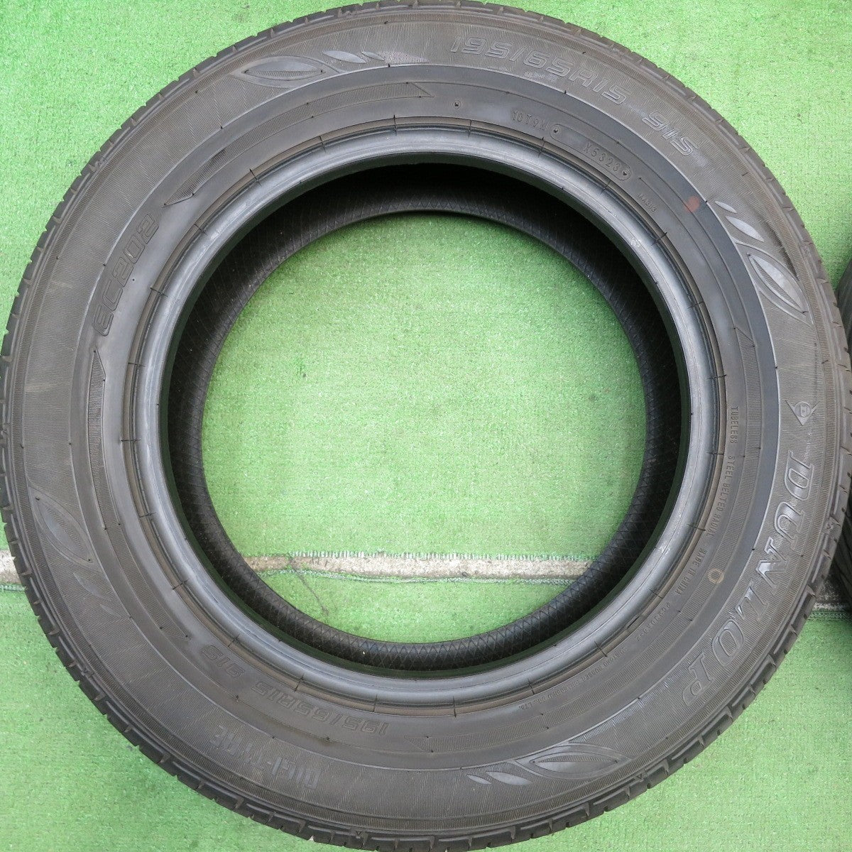 バリ溝!23年!9.5分★195/65R15 ダンロップ EC202 タイヤ 15インチ プリウス ヴォクシー ノア セレナ 等★5071704HAノタ