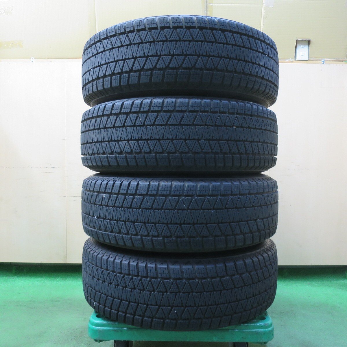 バリ溝!23年!キレイ!9.5分★スタッドレス 225/65R17 ブリヂストン ブリザック DM-V3 PREO プレオ 17インチ PCD114.3/5H★5032102イス