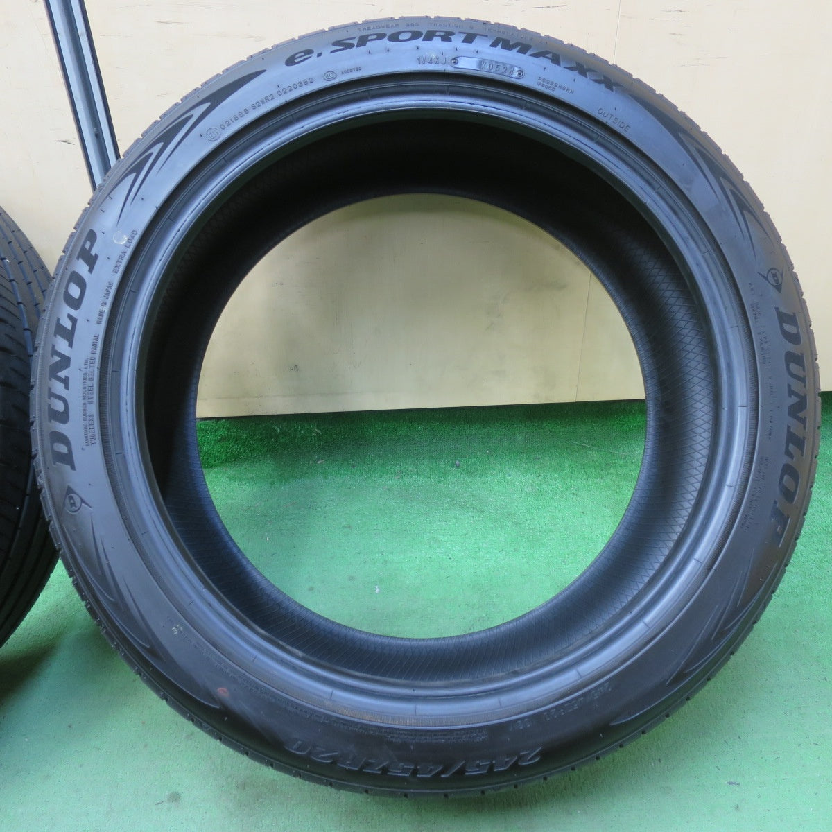ほぼ新車外し!24年★245/45R20 ダンロップ e. スポーツマックス タイヤ 20インチ e.SPORTMAXX クラウンセダン ハリアー RAV4 CX-8 CX-5 等★5052603イノタ