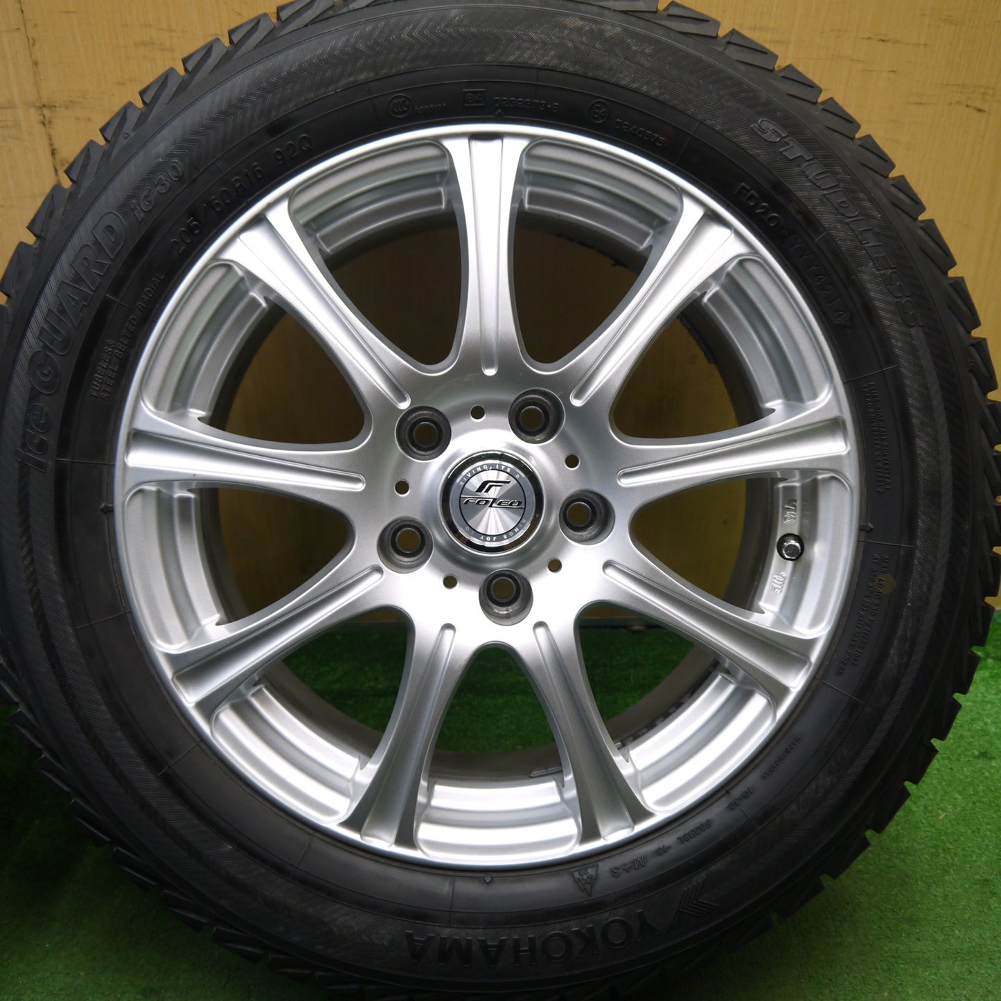 バリ溝!キレイ!9.5分★スタッドレス 205/60R16 ヨコハマ アイスガード iG30 FOLEO フォレオ 16インチ PCD114.3/5H★5060302Hス