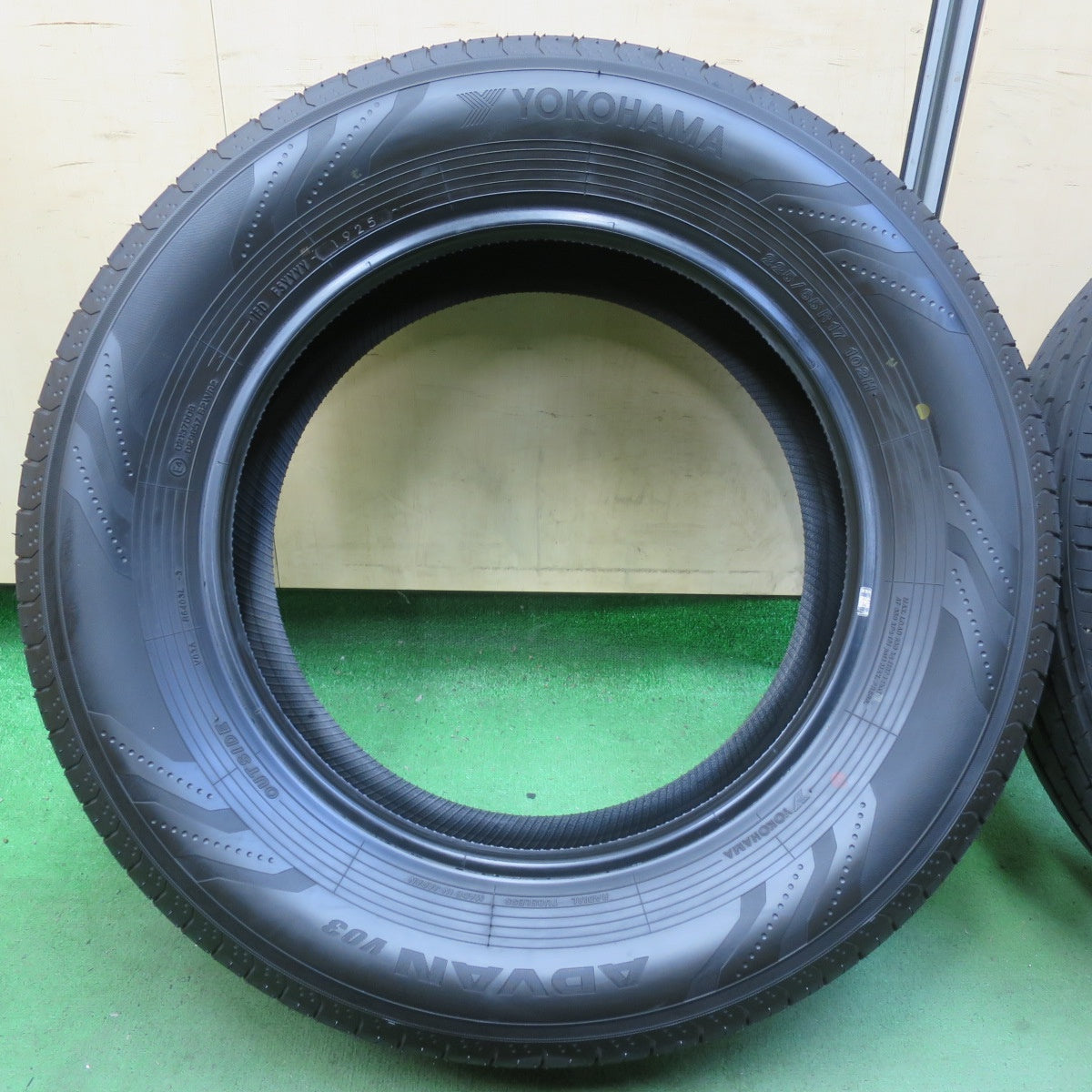 新車外し!25年★225/65R17 ヨコハマ アドバン V03 タイヤ 17インチ 40系 アルファード ヴェルファイア レクサス NX ハリアー RAV4 等★5072101イノタ