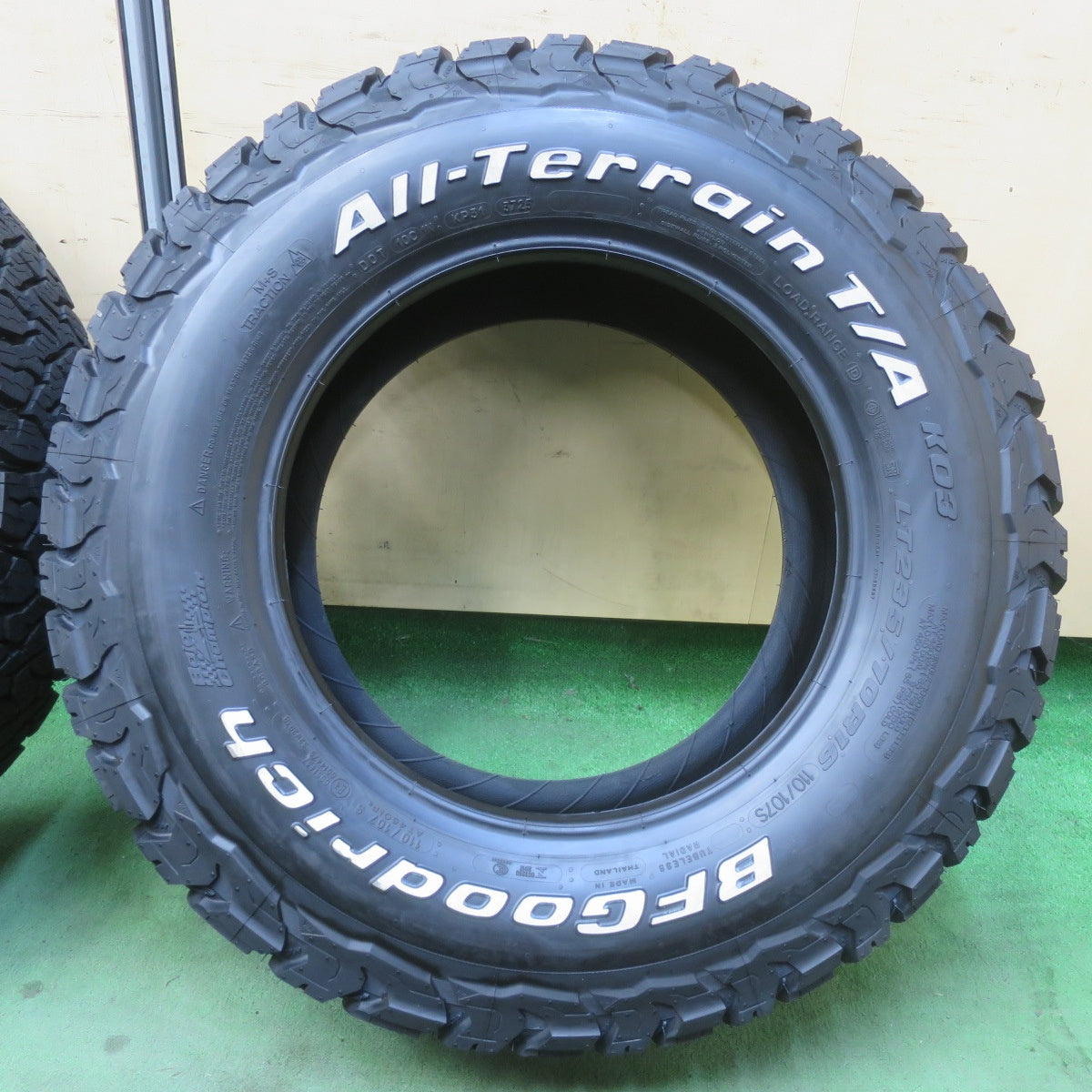 ほぼ未使用!25年★235/70R16 110/107S BFグッドリッチ All-Terrain T/A KO3 ホワイトレター タイヤ 16インチ デリカ D:5 等★6011505イノタ