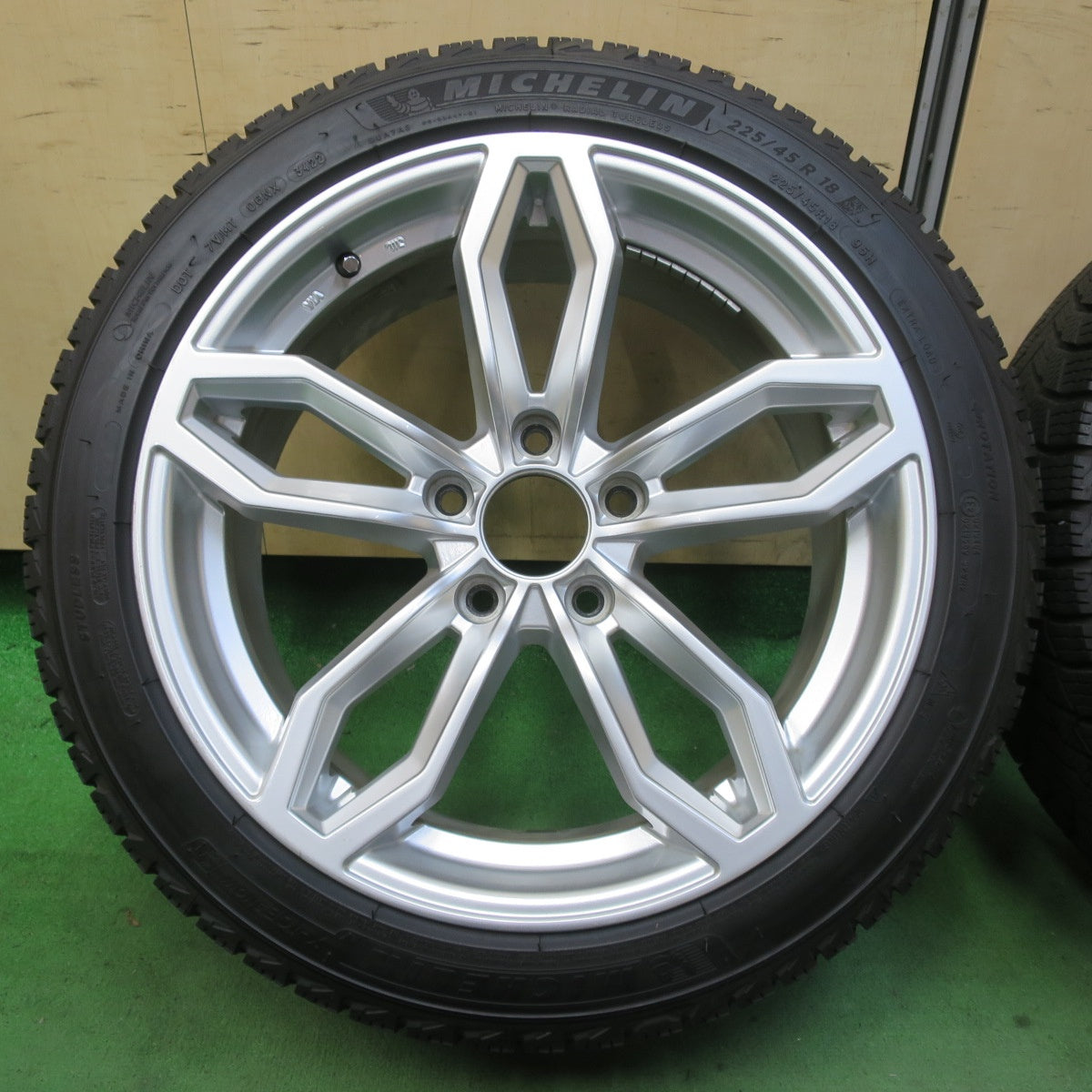 バリ溝!22年!9.5分★BMW 等 AGA TAS WELT 225/45R18 スタッドレス ミシュラン X-ICE SNOW 18インチ ヴェルト PCD120/5H★5061804イス
