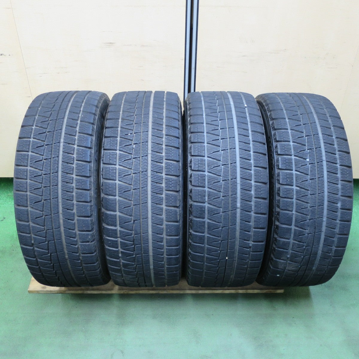 バリ溝!キレイ!9.5分★BMW 等 AGA Bayern 245/45R18 スタッドレス ブリヂストン ブリザック RFT バイエルン 18インチ PCD120/5H★5081901TTス