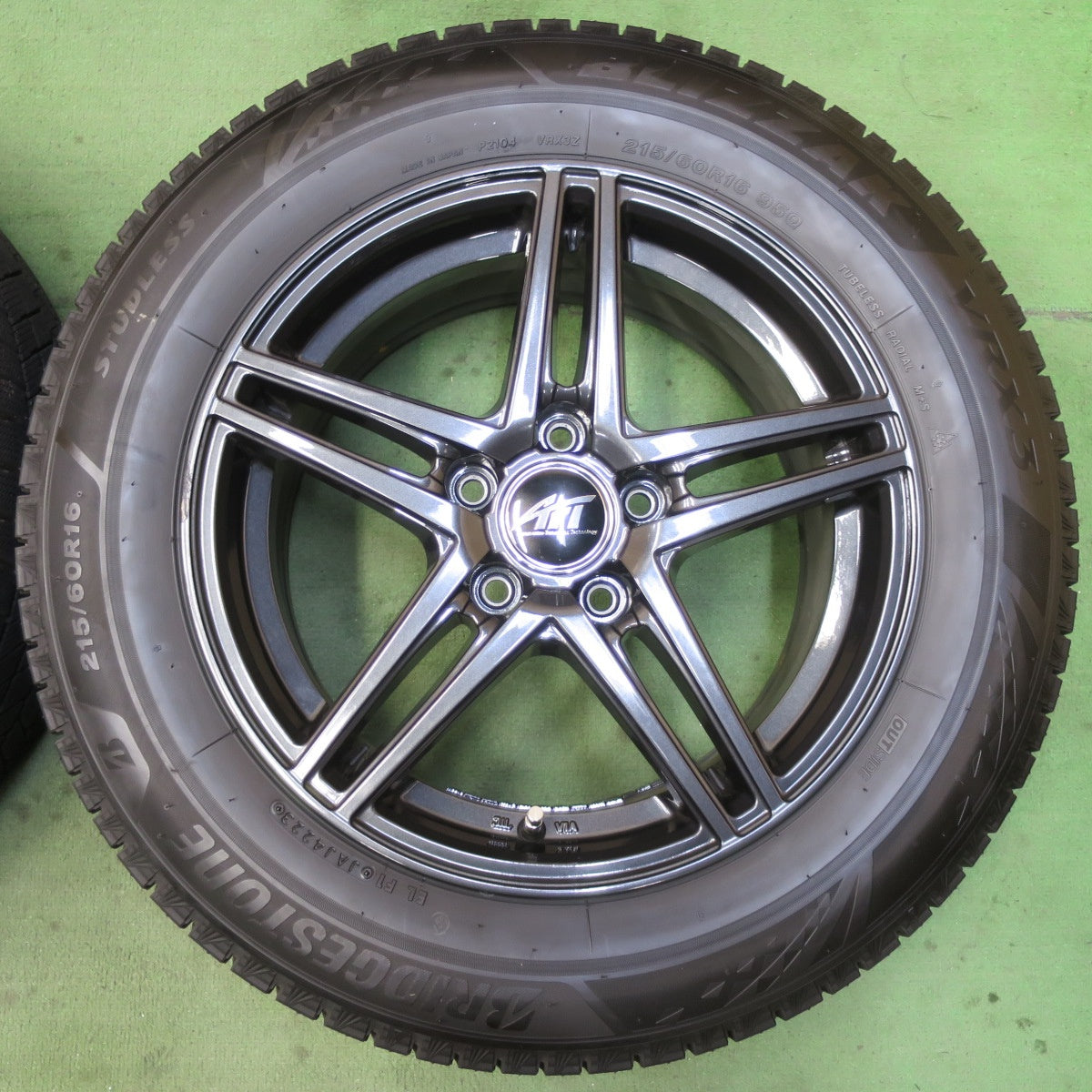 バリ溝!23年!キレイ!9.5分★アウディ A3 VW パサート 等 AFT ZINC 215/60R16 スタッドレス ブリヂストン ブリザック VRX3 16インチ PCD112/5H★5092010イス