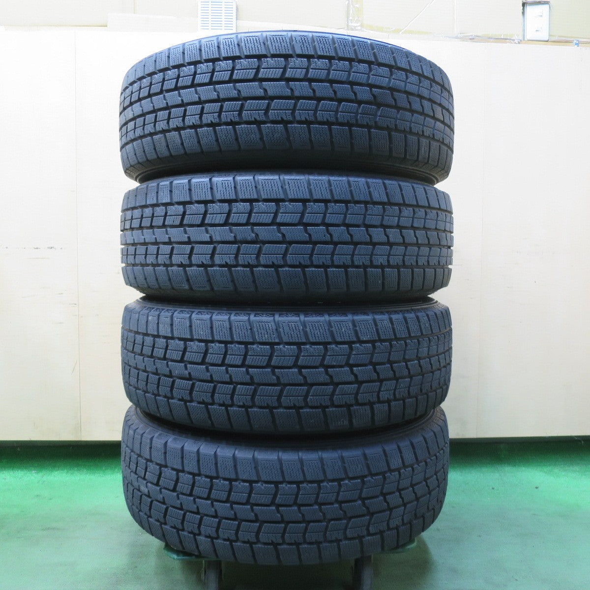 バリ溝!21年!キレイ!9.5分★スタッドレス 215/60R17 グッドイヤー アイスナビ7 ravrion RS01 ラブリオン 17インチ PCD114.3/5H★5120209イス