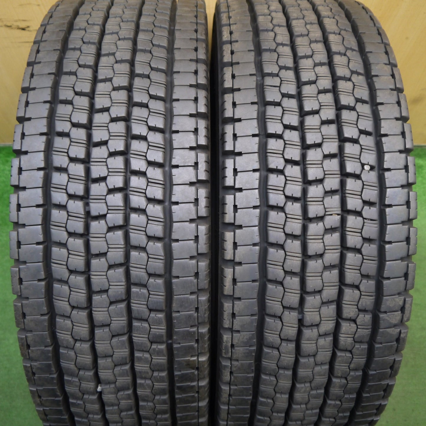 バリ溝!23年!9分!2本★トラック タイヤ 245/70R19.5 136/134J スタッドレス ブリヂストン W999 19.5インチ★5062305KKスタ