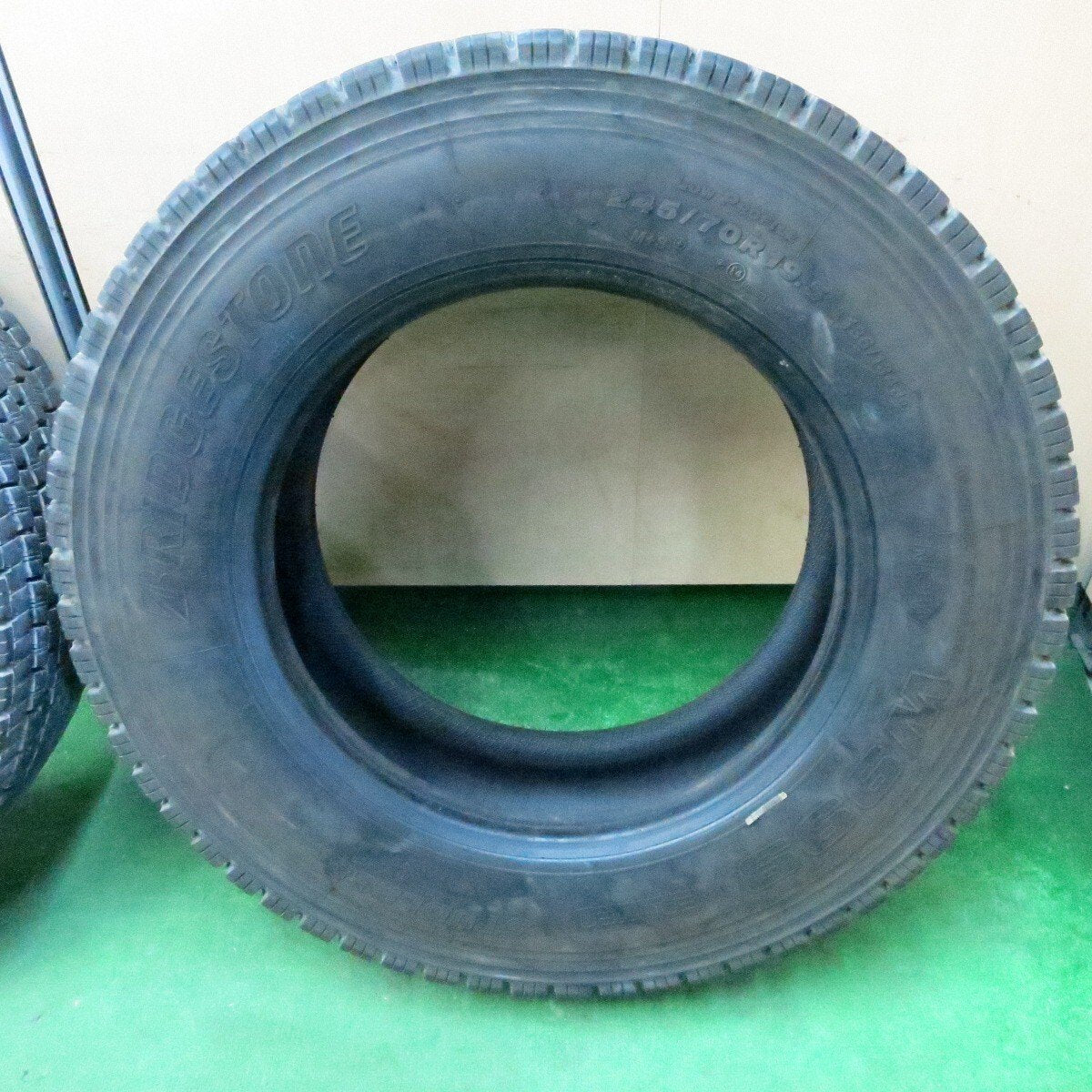 バリ溝!23年!9.5分★トラック タイヤ 245/70R19.5 136/134J スタッドレス ブリヂストン W999 19.5インチ★4050408ナス