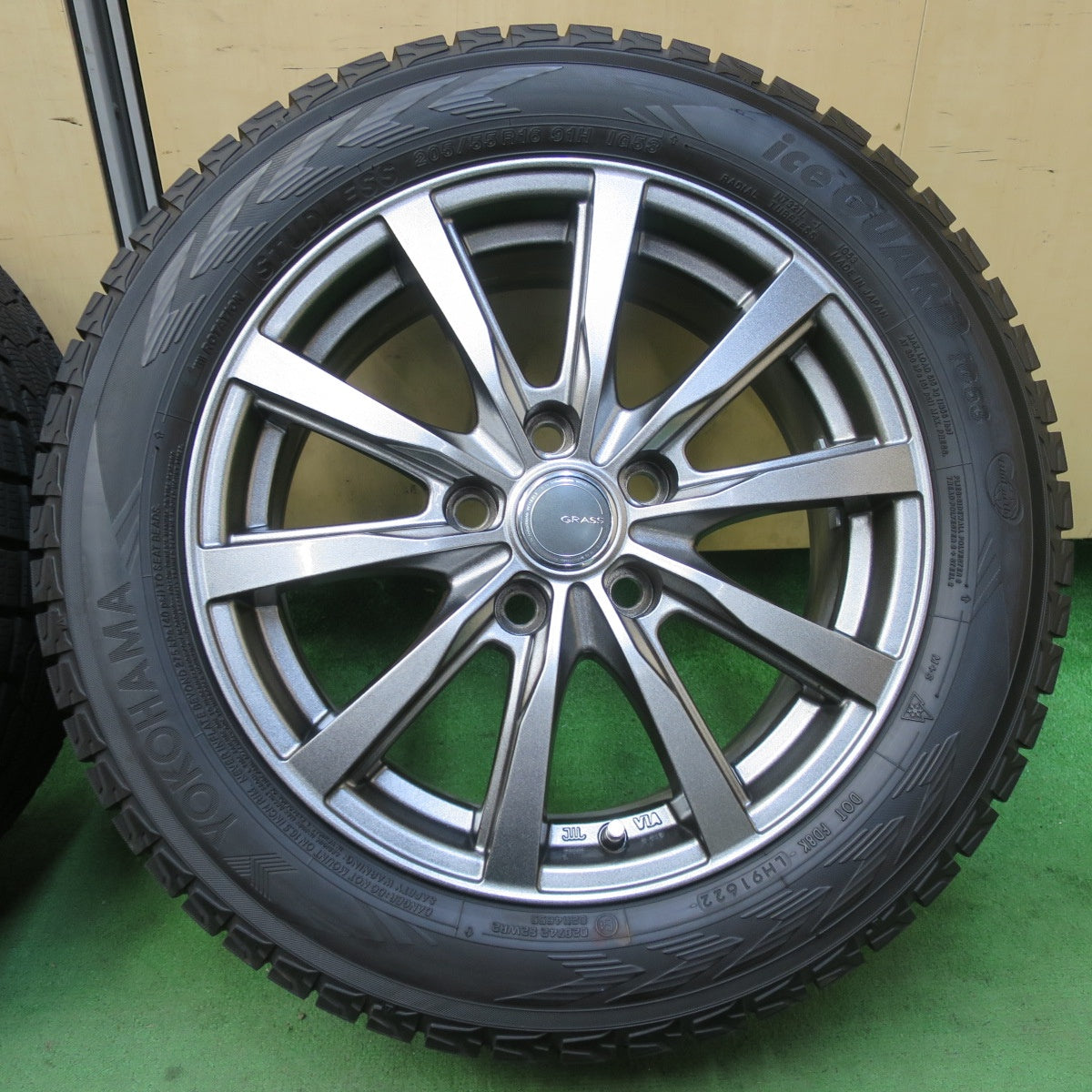 超バリ溝!22年!キレイ!9.5分以上★スタッドレス 205/55R16 ヨコハマ アイスガード iG53 GRASS グラス 16インチ PCD114.3/5H★5061807イス