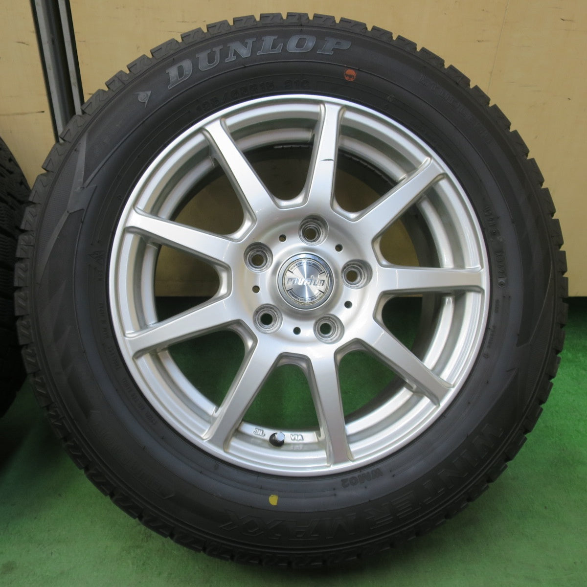 バリ溝!9分★スタッドレス 195/65R15 ダンロップ ウインターマックス WM02 ravrion ラブリオン 15インチ PCD114.3/5H★6020407イス