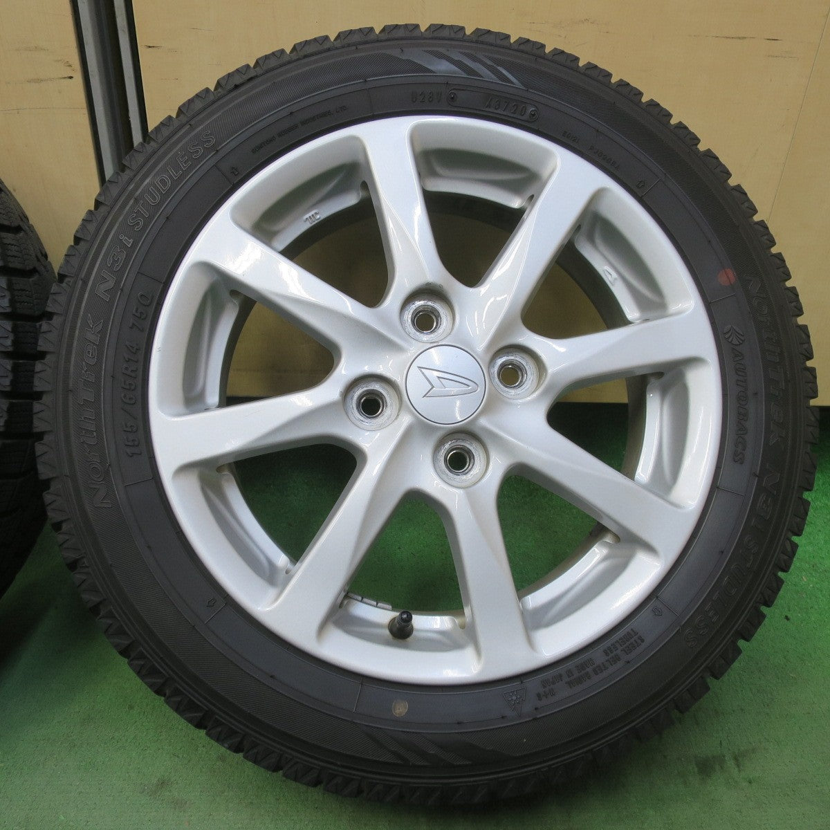 バリ溝!9.5分◎ダイハツ タント ムーヴ 等 純正 155/65R14 スタッドレス オートバックス ノーストレック N3i 14インチ PCD100/4H◎6102010イス