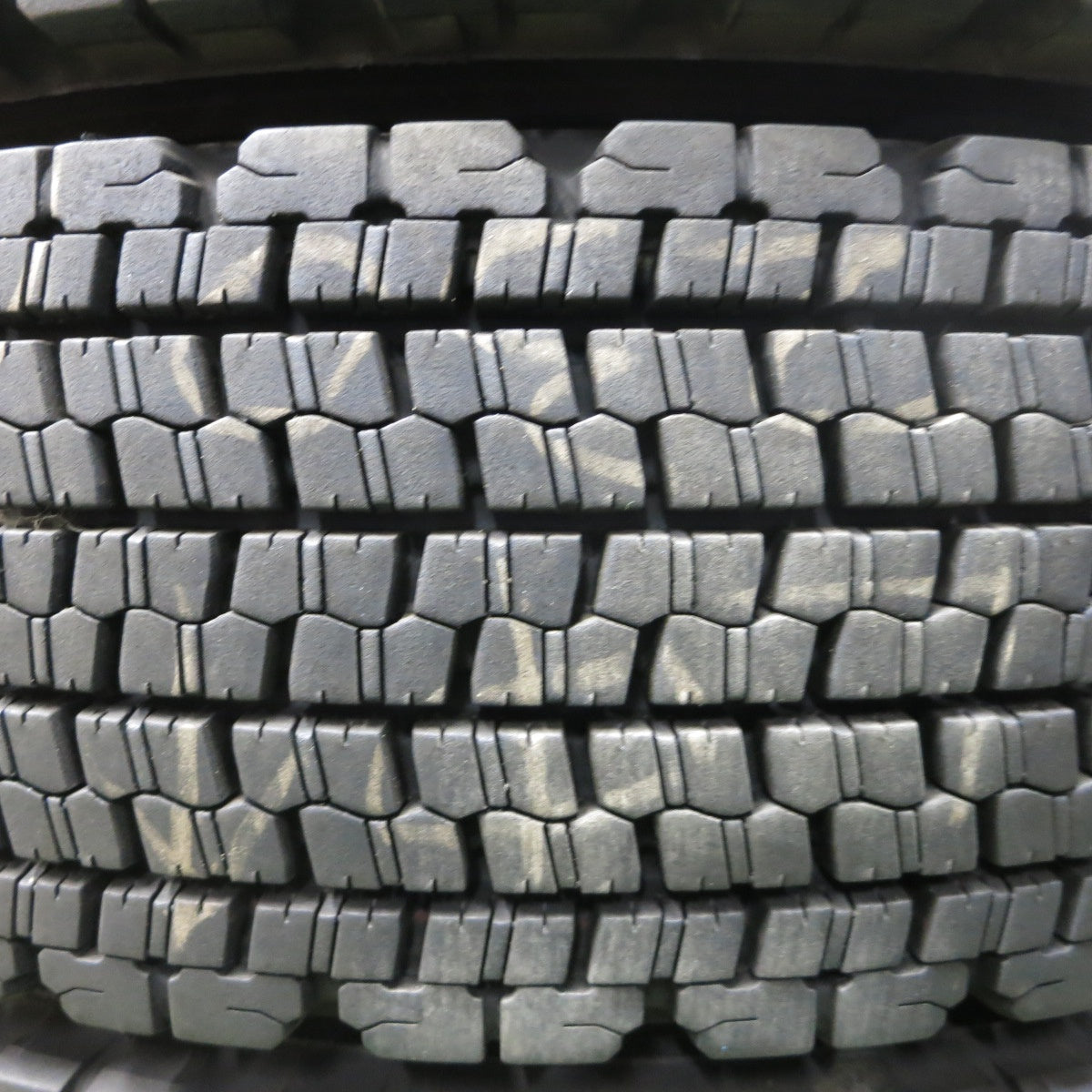 バリ溝!23年!8.5分★トラック タイヤ 225/80R17.5 123/122L スタッドレス ブリヂストン W900 17.5インチ★5111701ナスタ