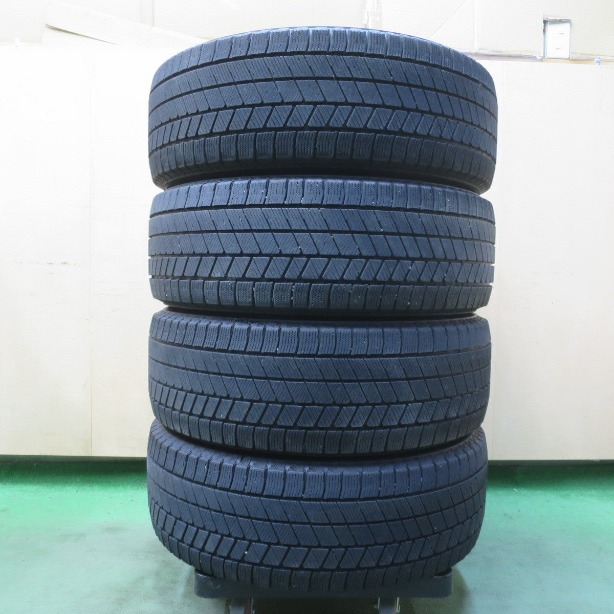 バリ溝!23年!8.5分◎スタッドレス 215/55R18 ブリヂストン ブリザック VRX3 タイヤ 18インチ CX-30 ボルボ V60 等◎6101301イスタ