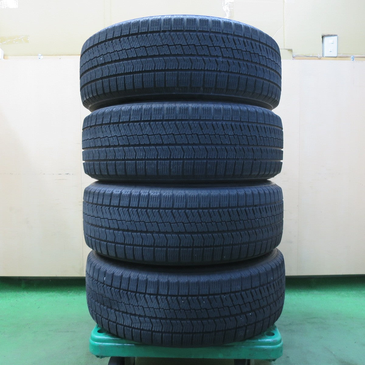 バリ溝!21年!キレイ!8.5分★フォレスター 等 225/60R17 スタッドレス ブリヂストン ブリザック VRX2 ECO FORME エコフォルム 17インチ PCD100/5H★5051510イス