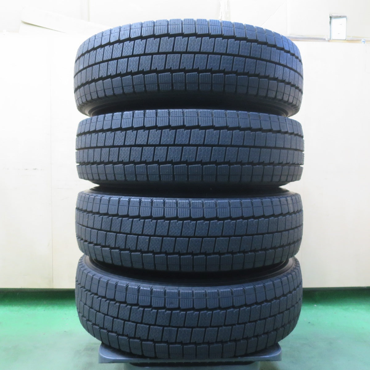 ほぼ未使用!24年!美品◎WILD CRUISING KC-X 195/80R15 107/105N スタッドレス ダンロップ ウインターマックス LV01 for VAN ワイルド クルージング 15インチ PCD139.7/6H◎6100606イス