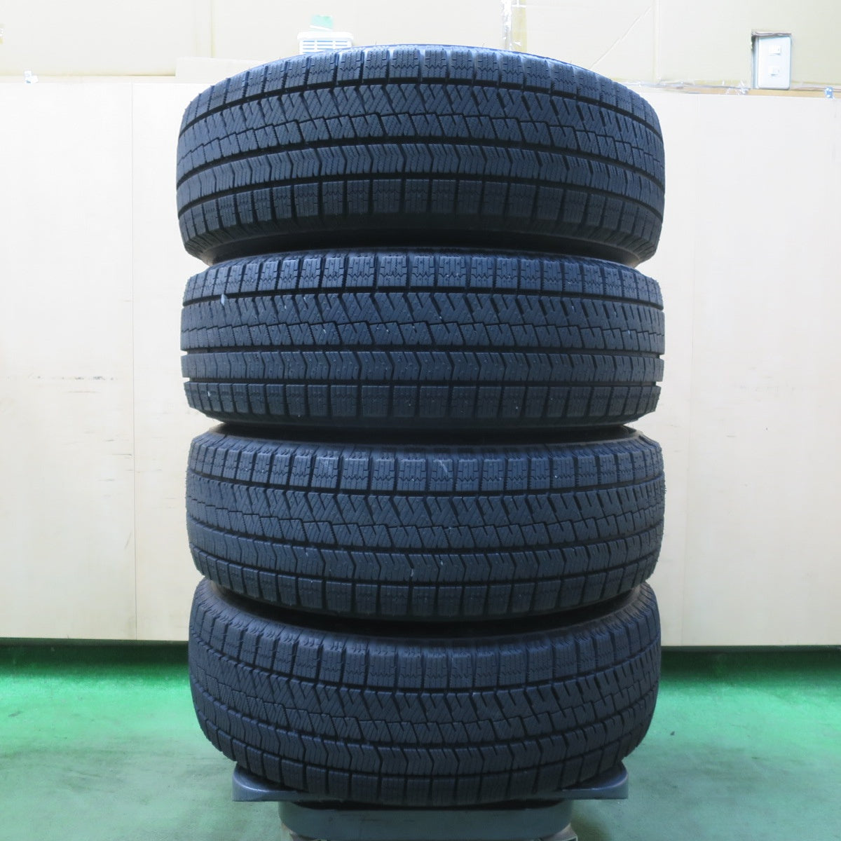 バリ溝!24年!キレイ!ほぼ10分★プリウス 等 195/65R15 スタッドレス ブリヂストン ブリザック VRX2 EuroSpeed MANARAY SPORT ユーロスピード 15インチ PCD100/5H★5111807イス
