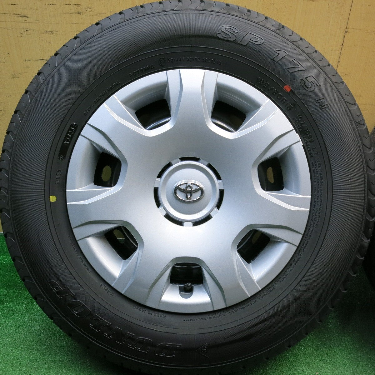 新車外し!25年★トヨタ 200系 ハイエース 純正 スチール 195/80R15 107/105S ダンロップ SP175N 15インチ PCD139.7/6H★6011712HAノ