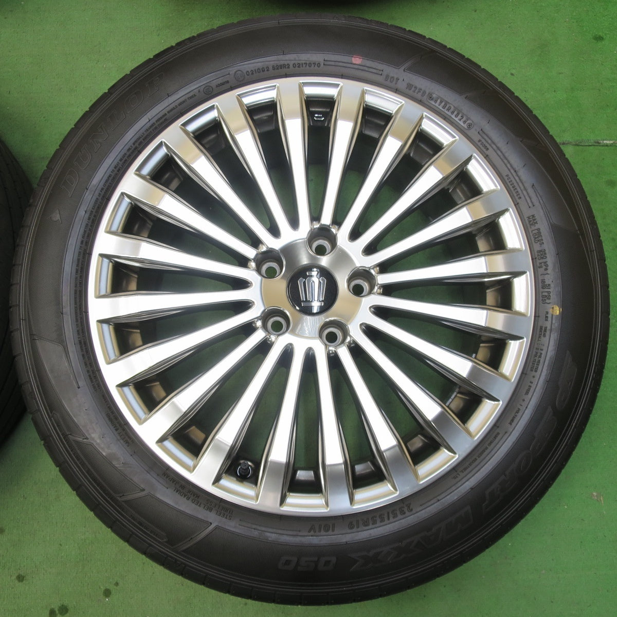 新車外し!24年★トヨタ 30系 クラウン セダン 純正 235/55R19 ダンロップ SPスポーツマックス 050 PCD120/5H★5040401イノ