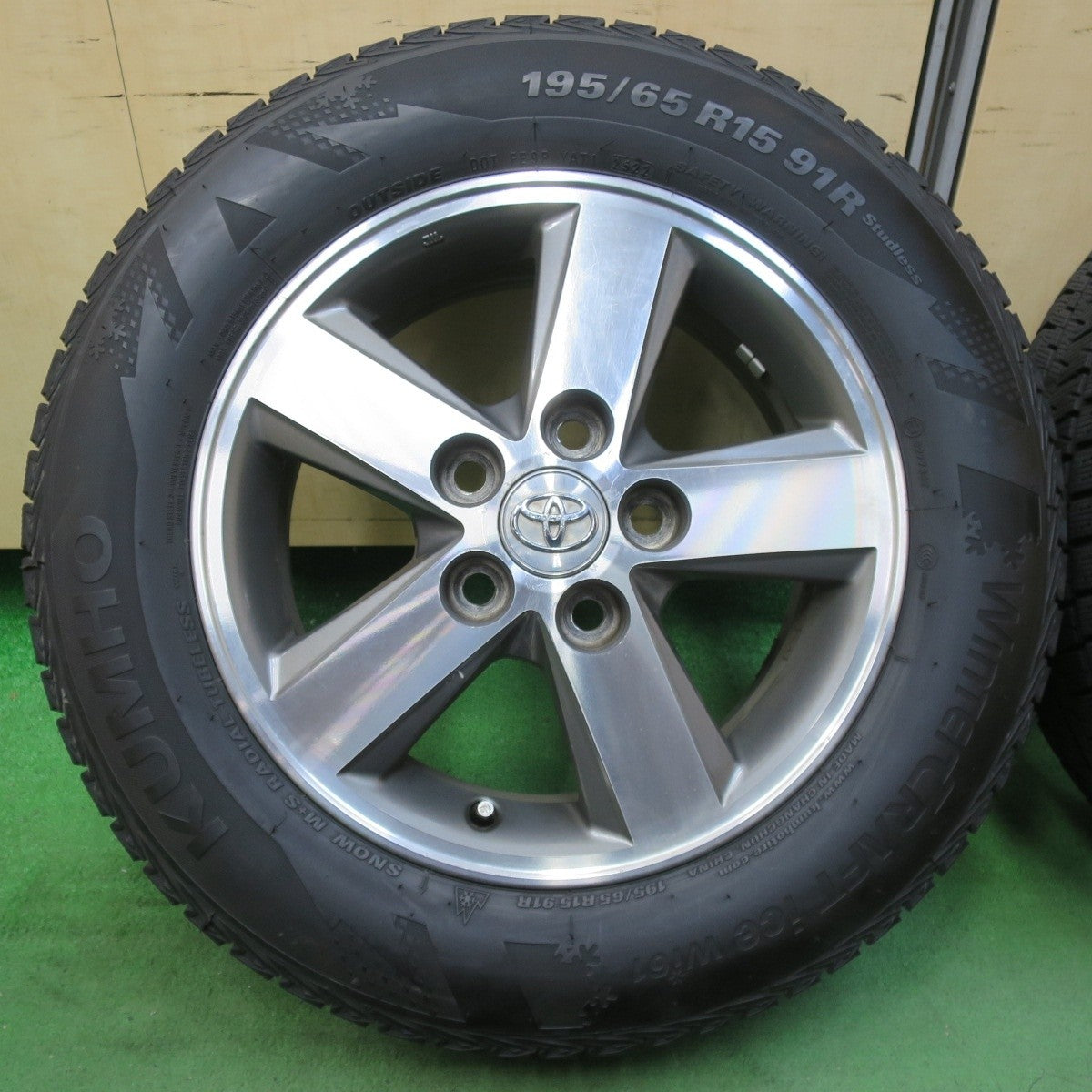 バリ溝!22年!9分★トヨタ アイシス 純正 195/65R15 スタッドレス クムホ ウィンター クラフト アイス Wi61 15インチ PCD114.3/5H★5031413イス