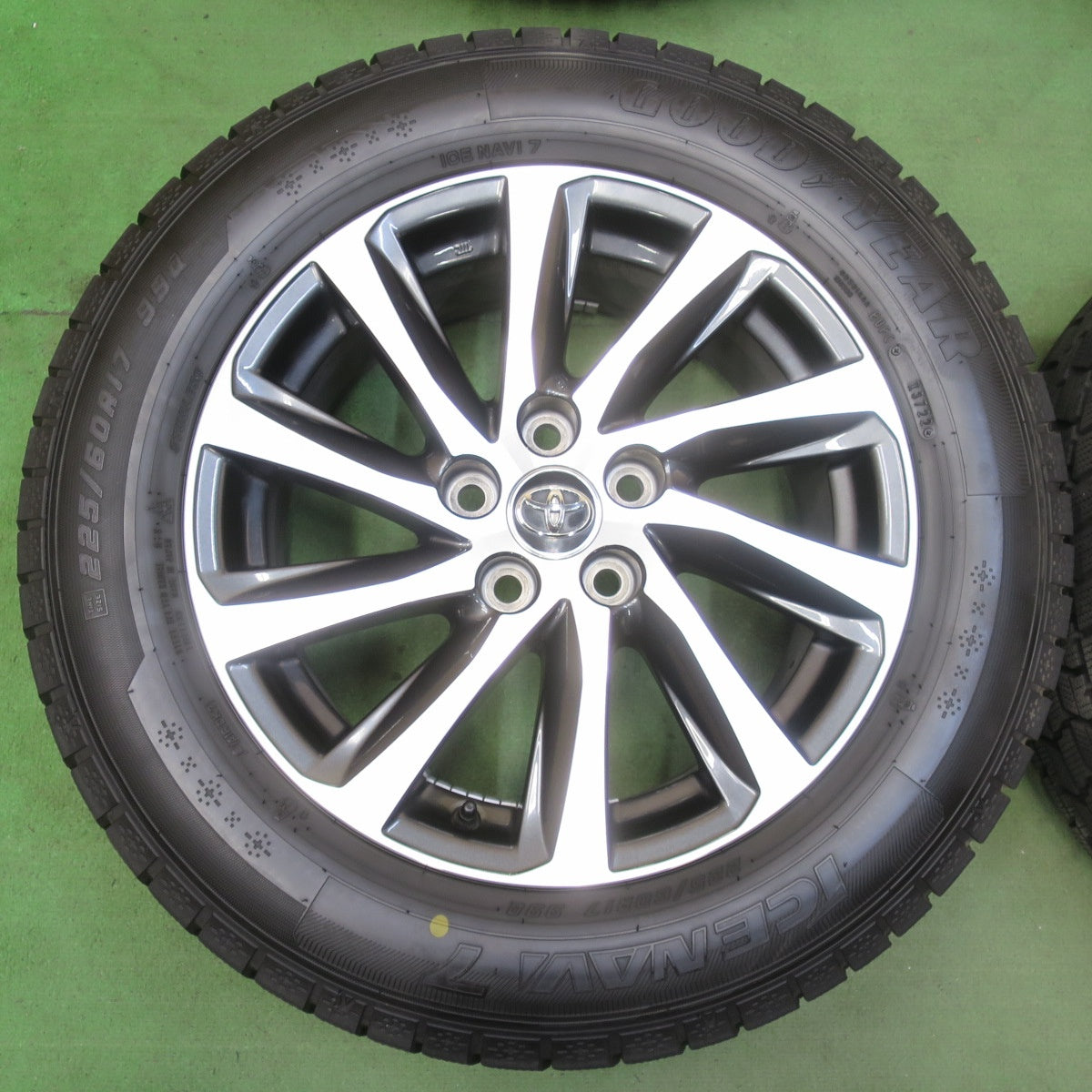 バリ溝!22年!キレイ!9.5分★トヨタ 30系 アルファード ヴェルファイア 純正 225/60R17 スタッドレス グッドイヤー アイスナビ7 17インチ PCD114.3/5H★5101703イス