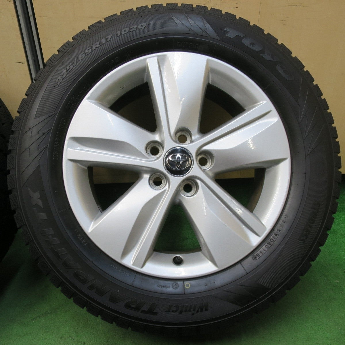 バリ溝!キレイ!9.5分★トヨタ 60系 ハリアー 純正 225/65R17 スタッドレス トーヨー ウインター トランパス TX 17インチ PCD114.3/5H★5021108イス