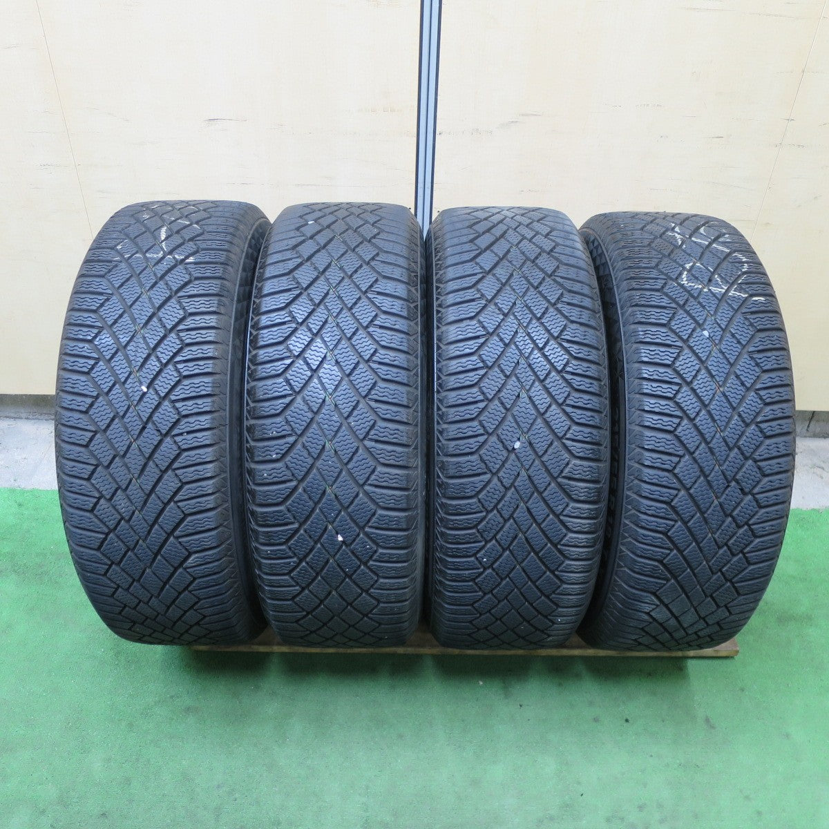 バリ溝!21年!キレイ!9.5分★ボルボ V60 クロスカントリー VST Type-ST1 215/55R18 スタッドレス コンチネンタル バイキングコンタクト7 18インチ PCD108/5H★5111103TTス