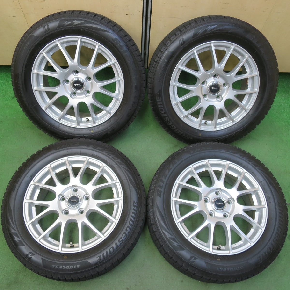 バリ溝!キレイ!9.5分★スタッドレス 205/60R16 ブリヂストン ブリザック VRX2 TOPRUN トップラン 16インチ PCD114.3/5H★5092309イス