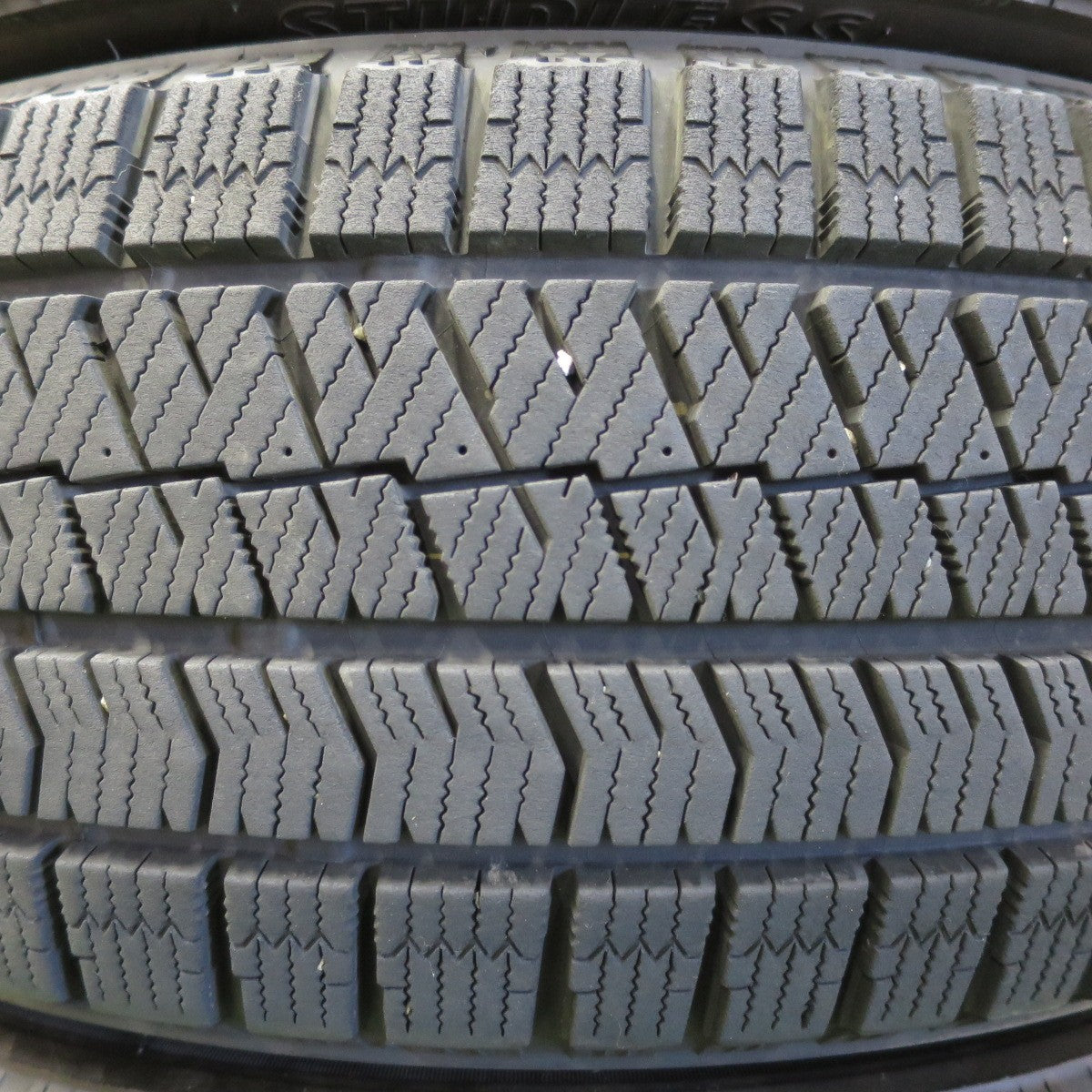バリ溝!22年!9.5分★スタッドレス 205/60R16 ブリヂストン ブリザック VRX2 タイヤ 16インチ ノア ヴォクシー エスクァイア 等★5041211イスタ
