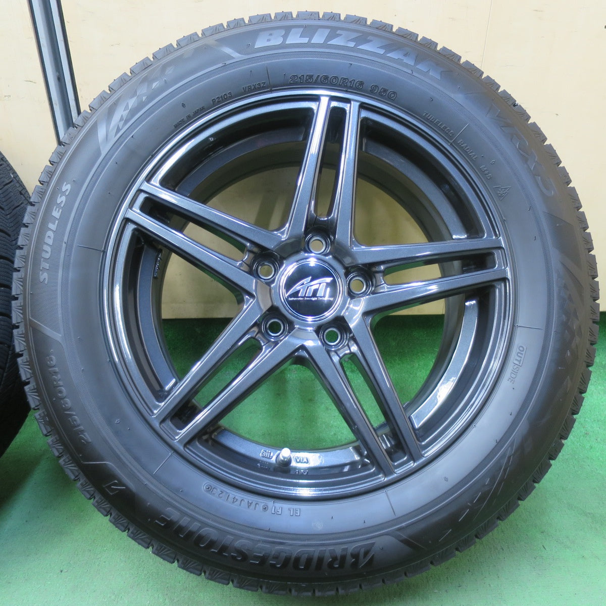 バリ溝!23年!キレイ!9.5分★アウディ A3 VW パサート 等 AFT ZINC 215/60R16 スタッドレス ブリヂストン ブリザック VRX3 16インチ PCD112/5H★5092010イス