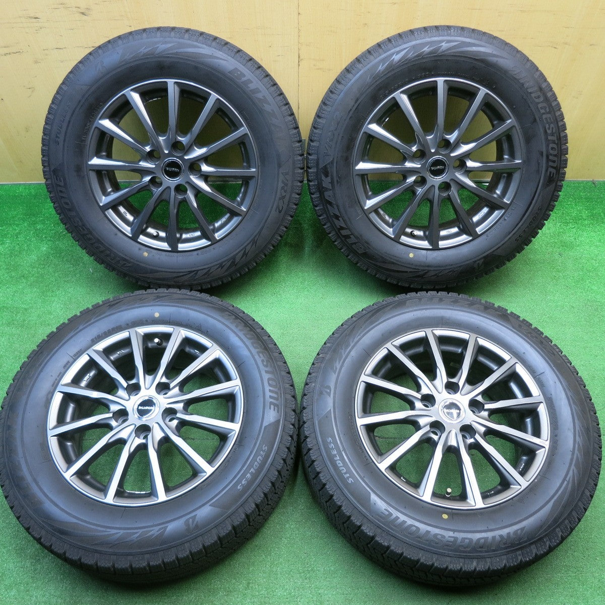送料無料] バリ溝！22年！キレイ！9分☆スタッドレス 215/65R16