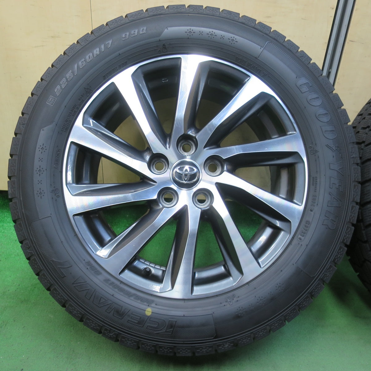 バリ溝!22年!キレイ!9.5分★トヨタ 30系 アルファード ヴェルファイア 純正 225/60R17 スタッドレス グッドイヤー アイスナビ7 17インチ PCD114.3/5H★5101703イス