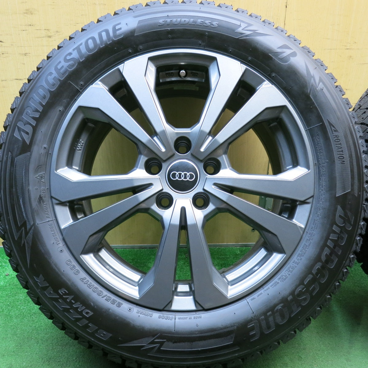 バリ溝!24年!キレイ!ほぼ10分★アウディ 等 AGA 225/60R17 スタッドレス ブリヂストン ブリザック DM-V3 17インチ PCD112/5H★5092007HAス