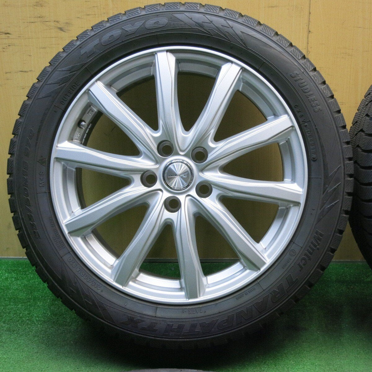 バリ溝!キレイ!9.5分★スタッドレス 235/50R18 トーヨー ウインター トランパス TX JOKER ジョーカー 18インチ PCD114.3/5H★5032103NJス