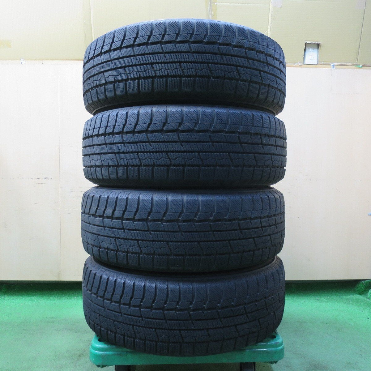 バリ溝!キレイ!9.5分以上★スタッドレス 225/60R17 トーヨー ウインター トランパス TX JOKER ジョーカー 17インチ PCD114.3/5H★5032401イス