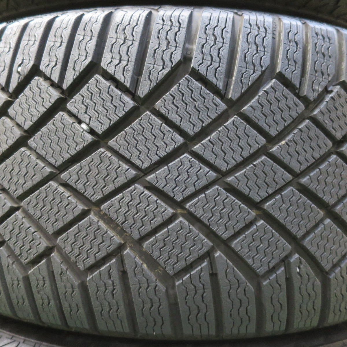 バリ溝!23年!キレイ!9.5分以上★ベンツ 等 EURO FORSCH H793 245/45R18 スタッドレス コンチネンタル バイキングコンタクト7 ユーロフォルシュ 18インチ PCD112/5H★5101701イス