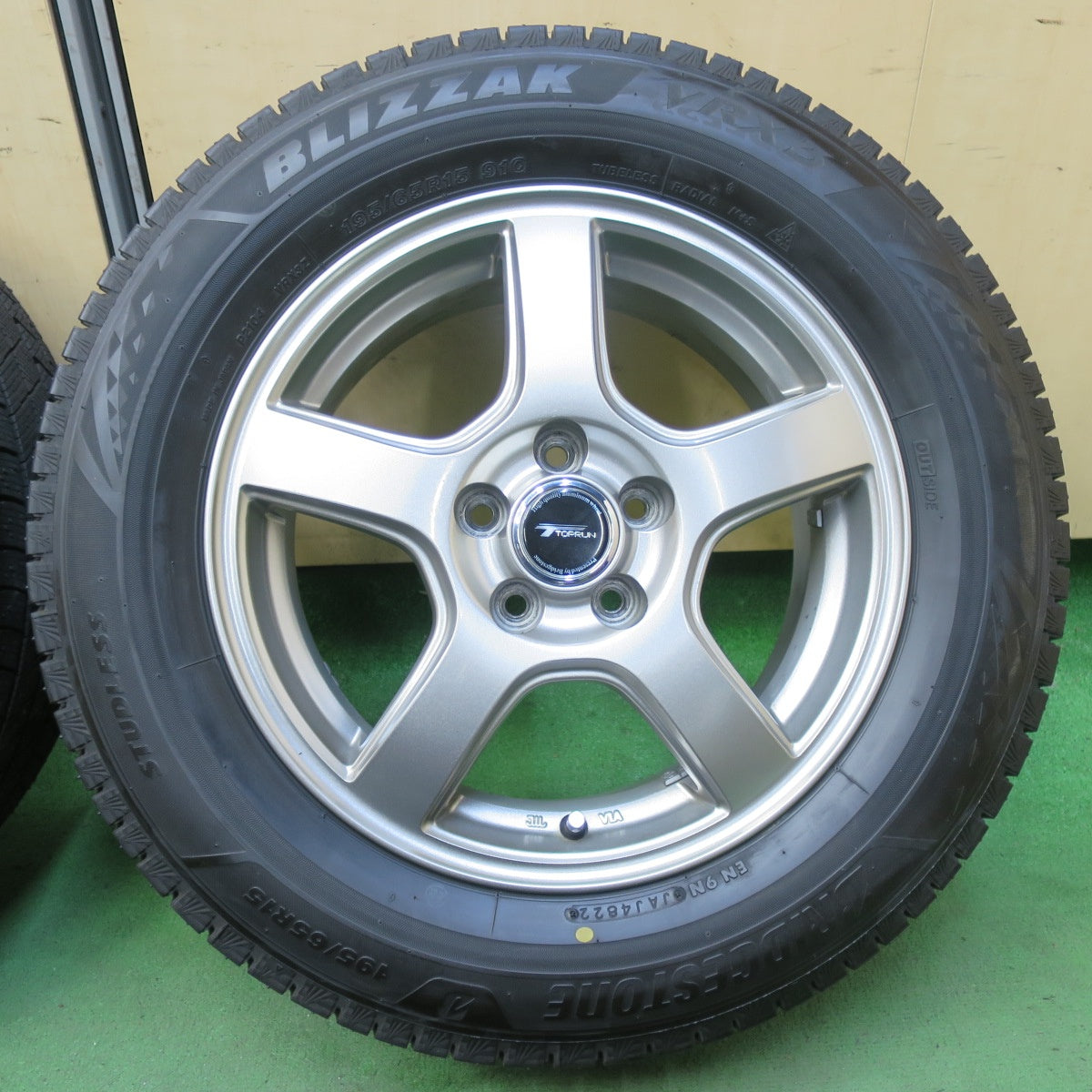 超バリ溝!22年!キレイ!ほぼ10分★プリウス 等 195/65R15 スタッドレス ブリヂストン ブリザック VRX3 TOPRUN トップラン 15インチ PCD100/5H★5092908イス