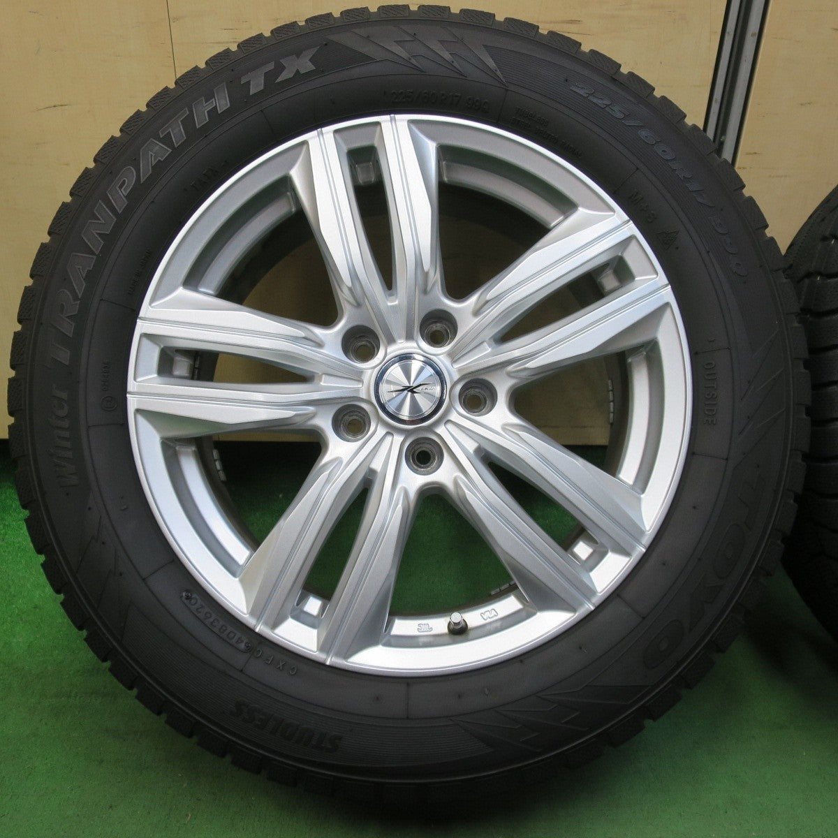 バリ溝!キレイ!9.5分以上★スタッドレス 225/60R17 トーヨー ウインター トランパス TX JOKER ジョーカー 17インチ PCD114.3/5H★5032401イス