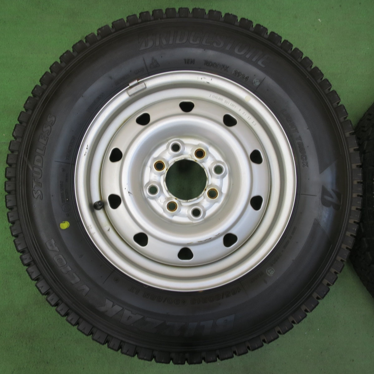 タイヤほぼ未使用!24年★スタッドレス 165/80R13 90/88N ブリヂストン ブリザック VL10A スチール ホイール 13インチ PCD100 114.3/4H マルチ★5051309イス