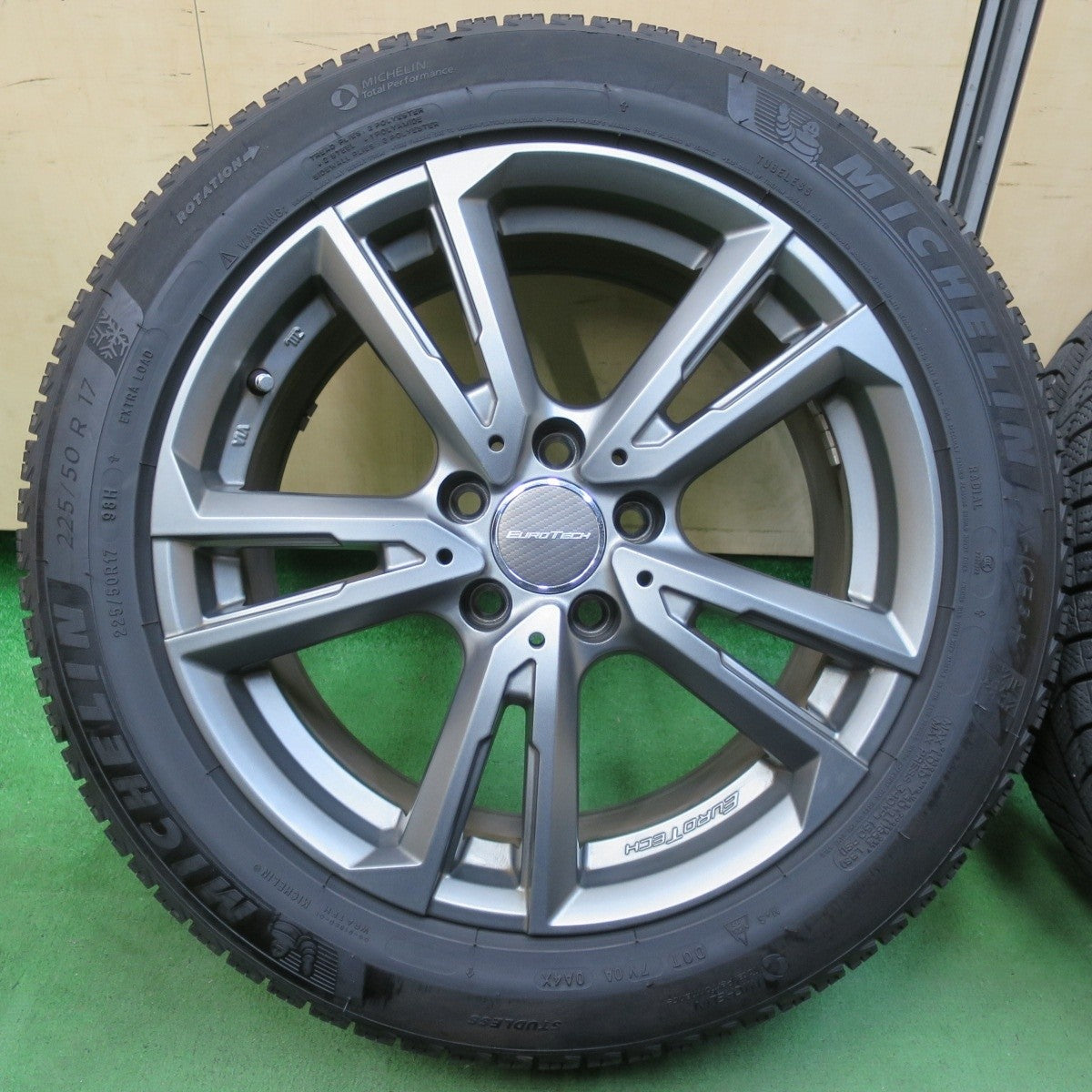 バリ溝!キレイ!9.5分★アウディ 等 EUROTECH 225/50R17 スタッドレス ミシュラン X-ICE3+ ユーロテック 17インチ PCD112/5H★5031304イス
