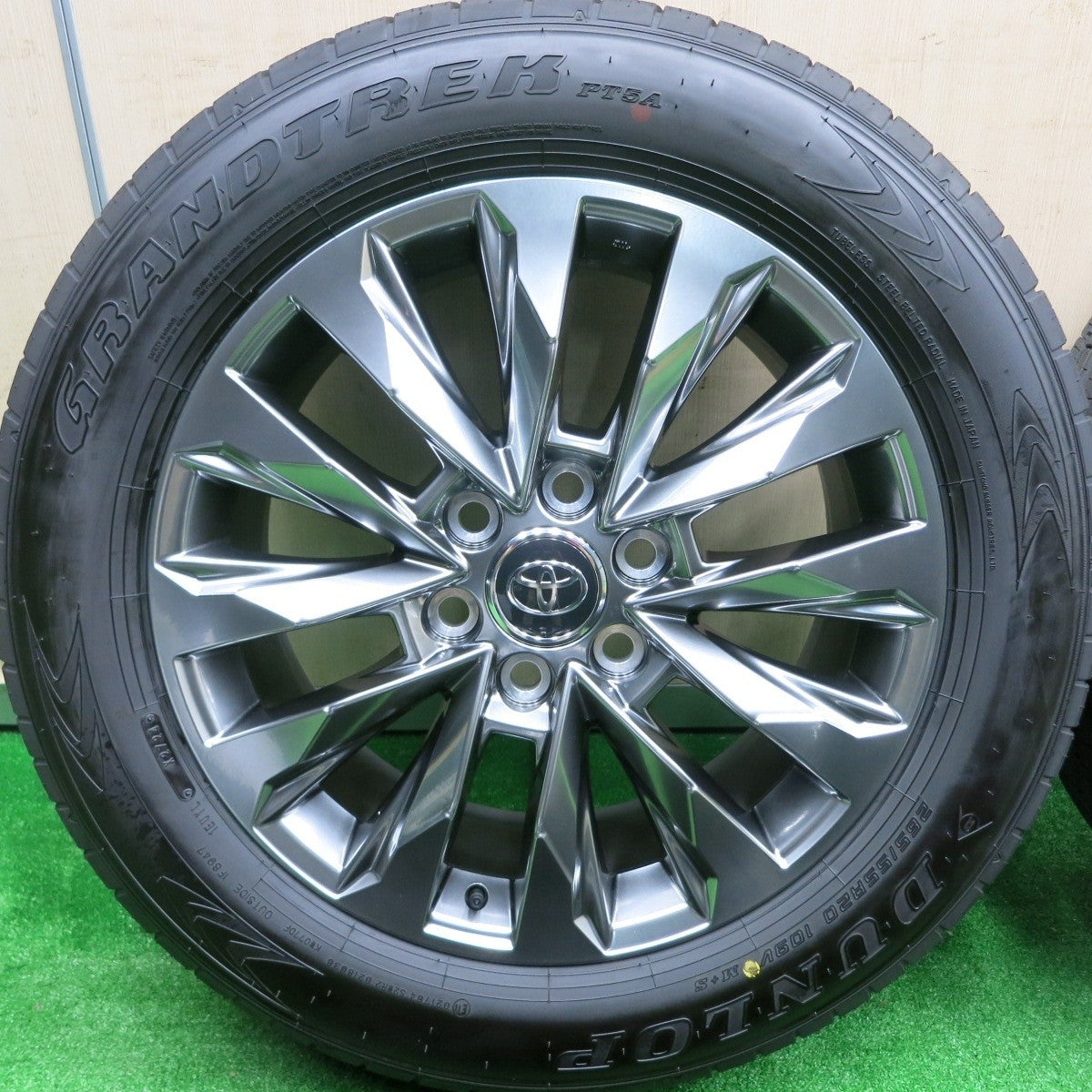 新車外し!24年★トヨタ ランクル 300 ZX 純正 265/55R20 ダンロップ グラントレック PT5A 20インチ PCD139.7/6H★4091401HAノ