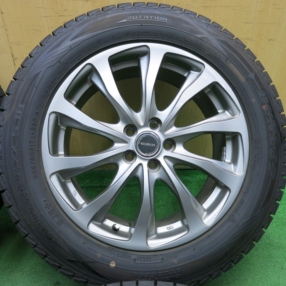 超バリ溝!24年!キレイ!9.5分以上★XV フォレスター 等 225/60R17 スタッドレス ダンロップ ウインターマックス SJ8 SJ8+ BALMINUM バルミナ 17インチ PCD100/5H★5051603AKス