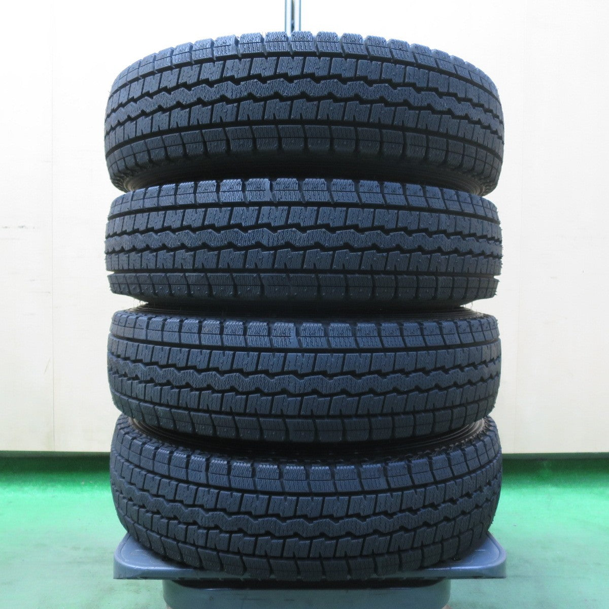 ほぼ未使用!23年!キレイ★スタッドレス 145R12 6PR ダンロップ ウインターマックス SV01 ZACK JP-205 MONZA ザック モンツァ 12インチ PCD100/4H★5103007イス